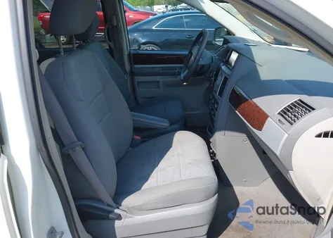 2010 Chrysler Town & Country Touring z USA, uszkodzony, nr VIN 2A4RR5D17AR189762